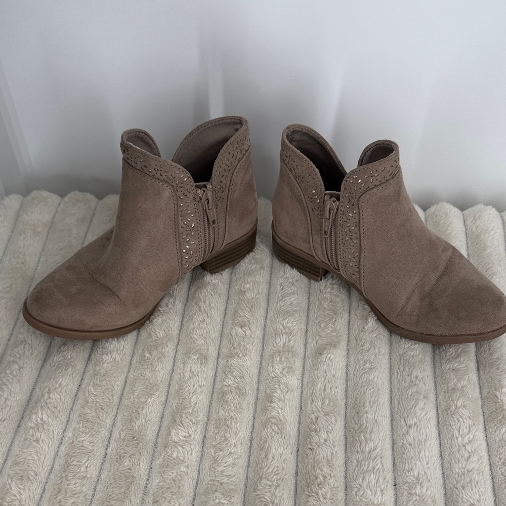 SO Taupe Suede Bow Ankle Boots - girls size 13 - Picture 5 of 11